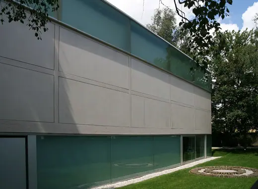 Photo 2: Exterior