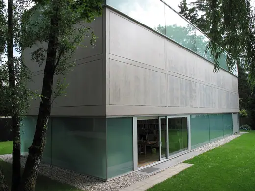 Photo 4: Exterior
