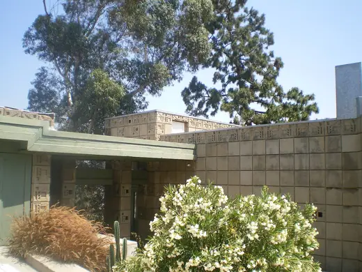 Photo 1: Exterior