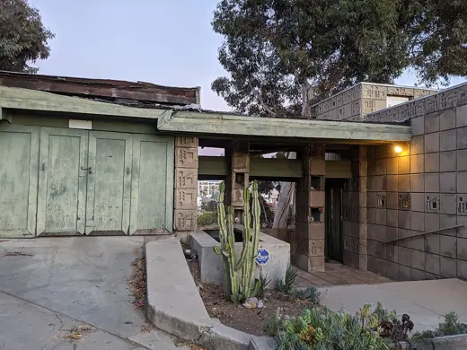 Photo 2: Exterior
