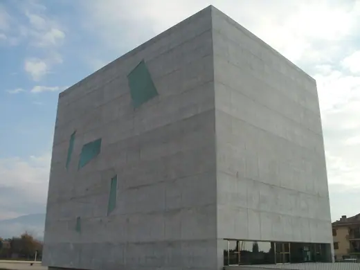 Photo 2: Exterior