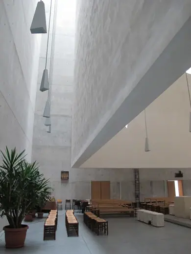 Photo 4: Exterior