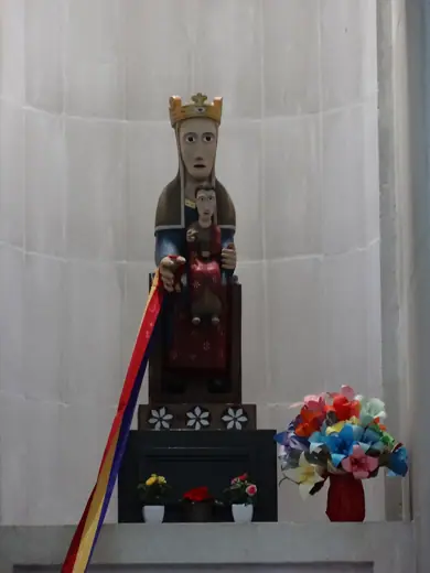 Photo 5: Interior · Statue de Mare de Déu à l'intérieur du sanctuaire de Meritxell, Andorre