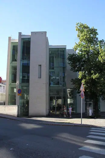 Photo 3: Exterior