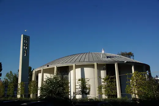Photo 1: Exterior