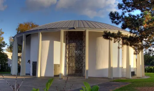 Photo 3: Exterior