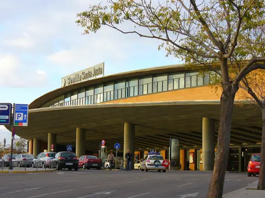 Photo 2: Exterior · Acceso principal a Santa Justa