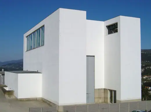 Photo 2: Exterior · Esta é uma das mais conhecidas obras do famoso arquitecto Álvaro Siza Vieira