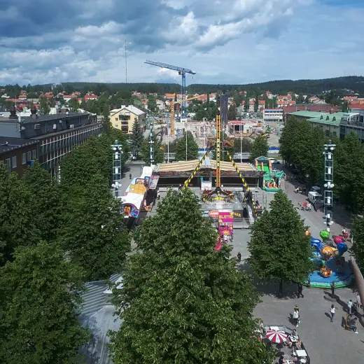 Photo 4: Exterior · Vy från RiksCity-huset över Möjligheternas torg och tomten där Sara kulturhus byggs