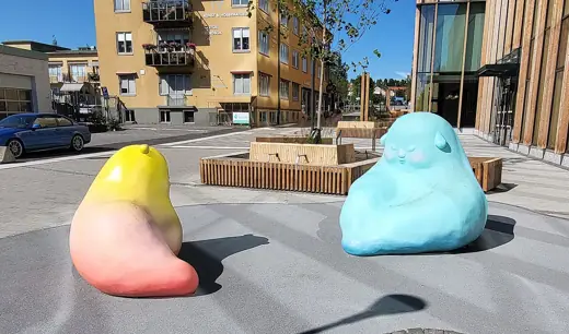 Photo 6: Detail · Stina Wirséns och Klara Wirsén Suchowiaks skulpturer Vila & Famna som placerats utanför Sara kulturhus