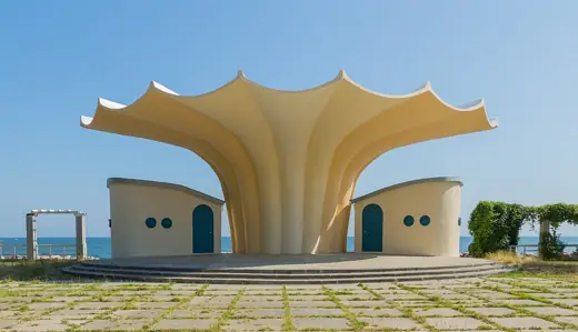 Photo 1: Exterior