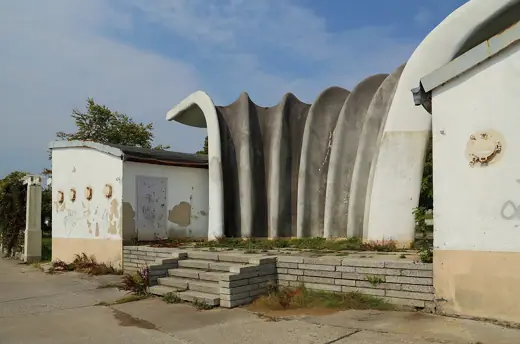 Photo 2: Exterior