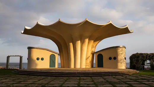 Photo 3: Exterior