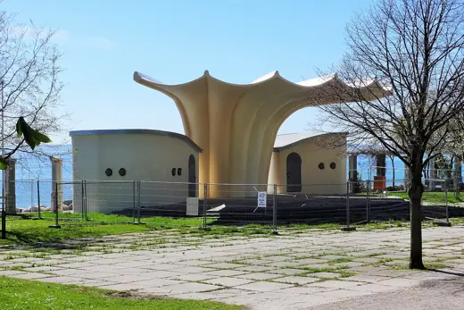 Photo 4: Exterior