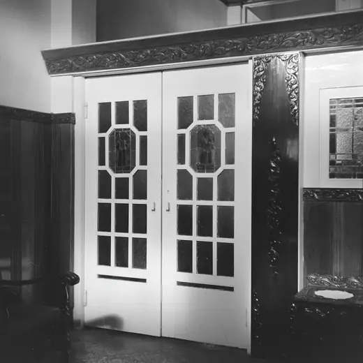 Photo 4: Exterior · Interieur, gastenkamer in hotel Savoy-Homann Onderwerp: hotels, deuren