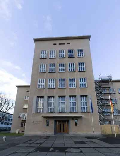 Photo 3: Exterior