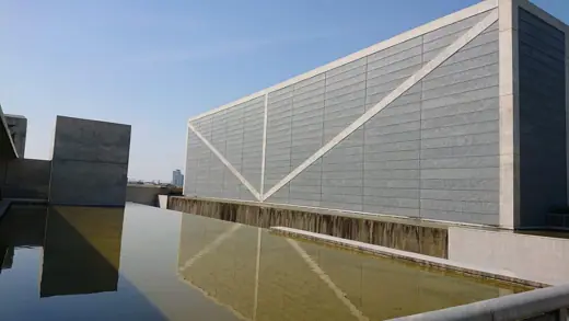 Photo 2: Exterior