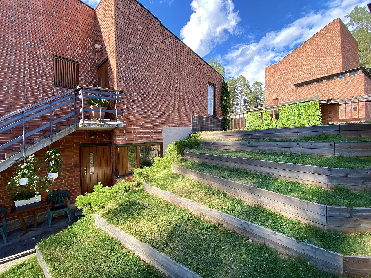 Säynätsalo Town Hall: Exterior · Säynätsalo town hall grass stairs