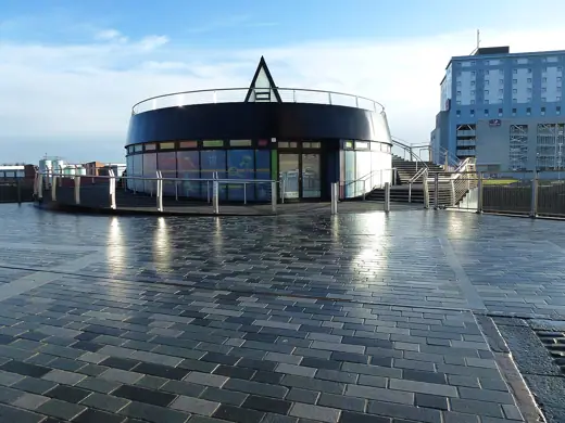 Photo 3: Exterior