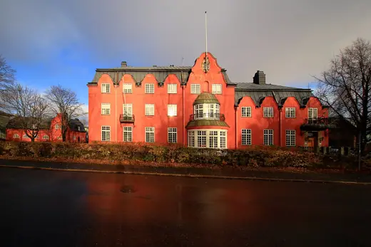Photo 2: Exterior