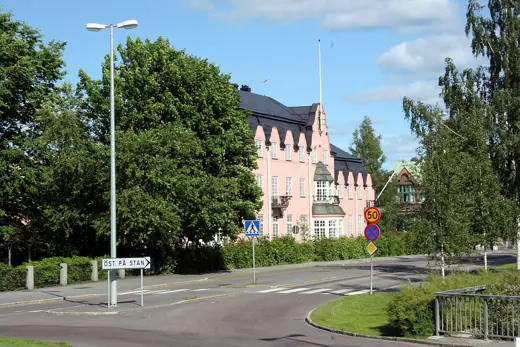 Photo 3: Exterior