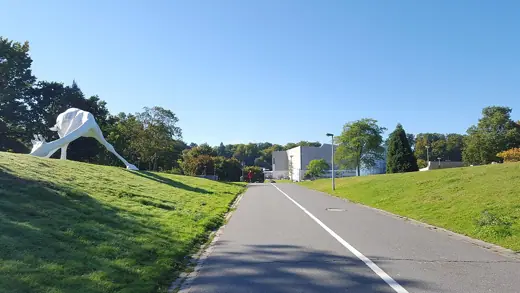 Photo 2: Exterior · Das Bild zeigt den Blick auf das Südende der Porschestraße in Wolfsburg