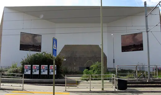 Photo 4: Exterior