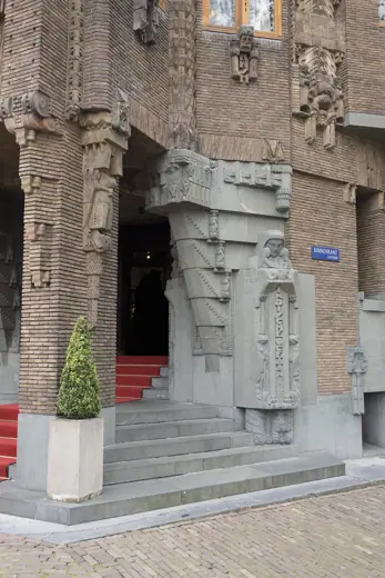 Photo 4: Interior · Entrance