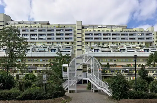 Photo 2: Exterior