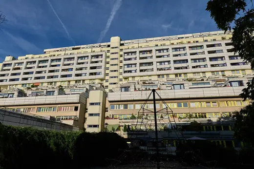 Photo 3: Exterior · Motorway covering apartment building Schlangenbader Straße in Berlin-Wilmersdorf