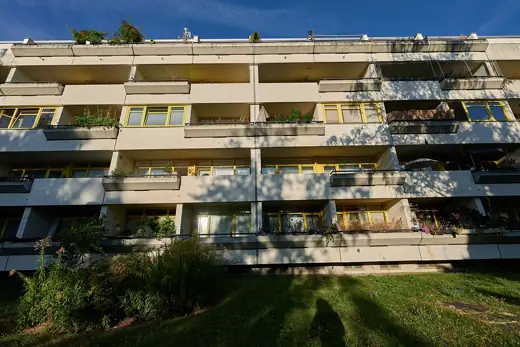 Photo 4: Exterior · Motorway covering apartment building Schlangenbader Straße in Berlin-Wilmersdorf