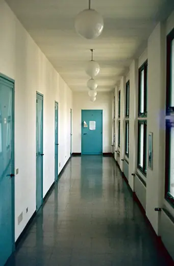 Photo 2: Exterior · Klassentrakt