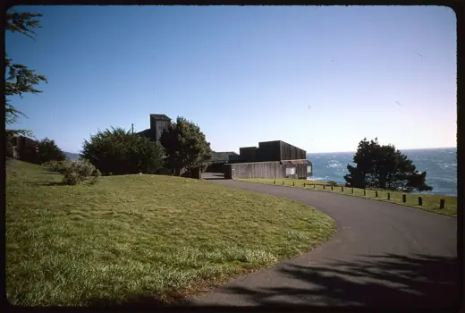 Photo 2: Exterior