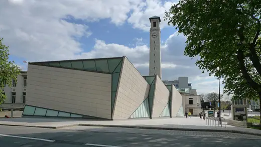 Photo 1: Exterior