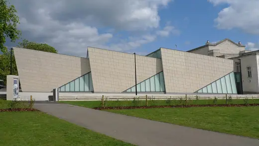 Photo 2: Exterior
