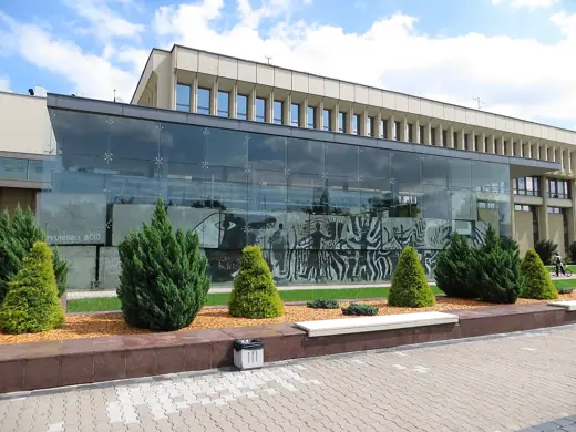 Photo 4: Exterior