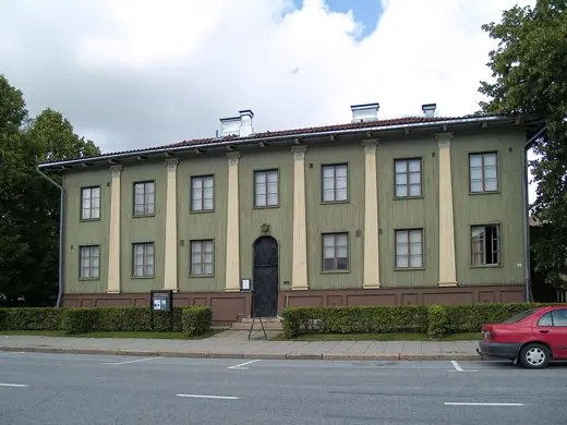 Photo 1: Exterior