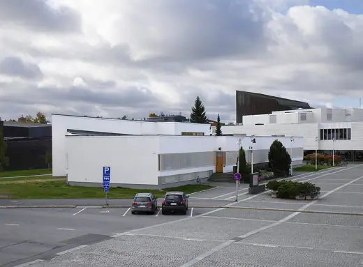 Photo 1: Exterior