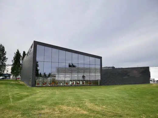 Photo 2: Exterior