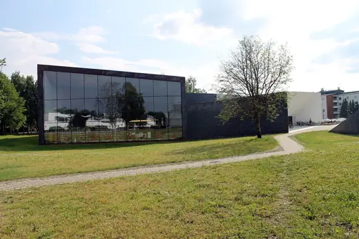 Photo 3: Exterior