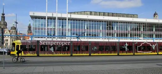 Photo 4: Exterior · DVB-Straßenbahn mit Sonderbeklebung - Semperoper - im Hintergrund der Kulturpalast in Dresden