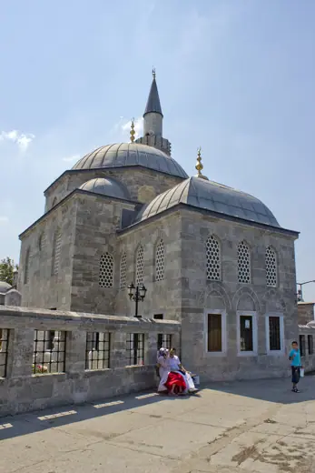 Photo 2: Exterior