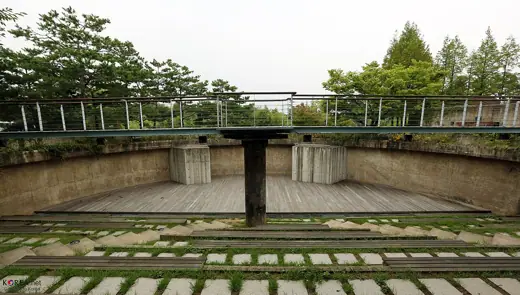 Photo 2: Exterior