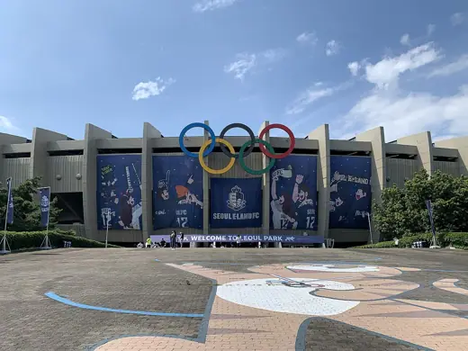 Photo 3: Exterior