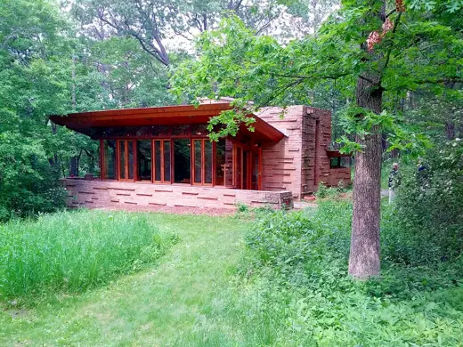 Photo 1: Exterior