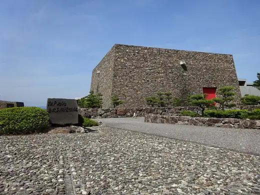 Photo 2: Exterior