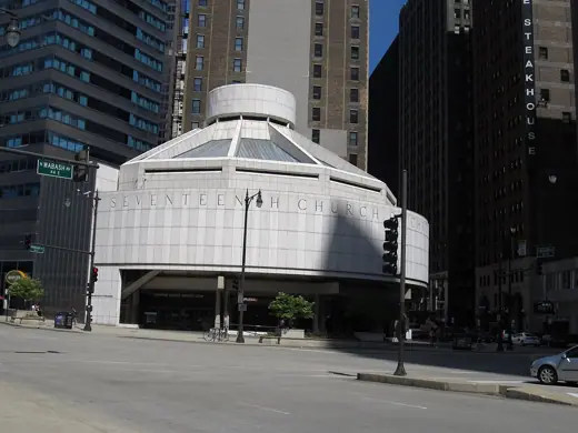 Photo 4: Exterior