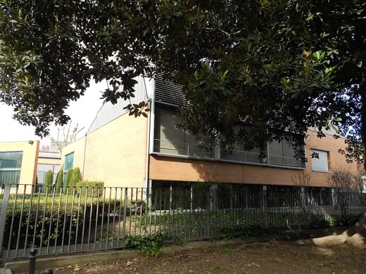 Photo 2: Exterior