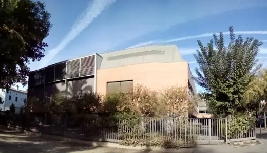 Photo 4: Exterior