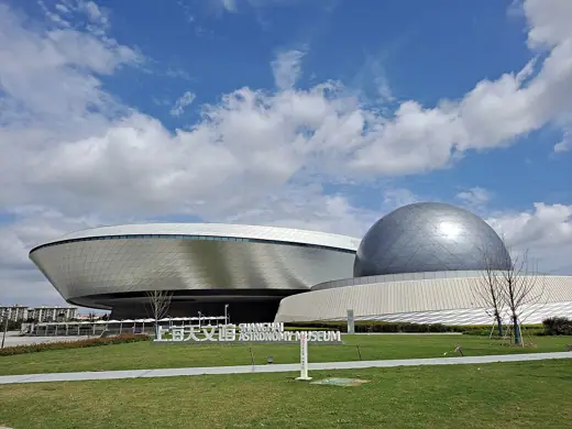 Photo 2: Exterior